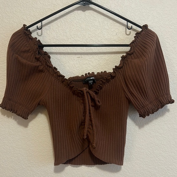 Chic Black Ribbed Crop Top with Flattering Fit - Picture 1 of 1